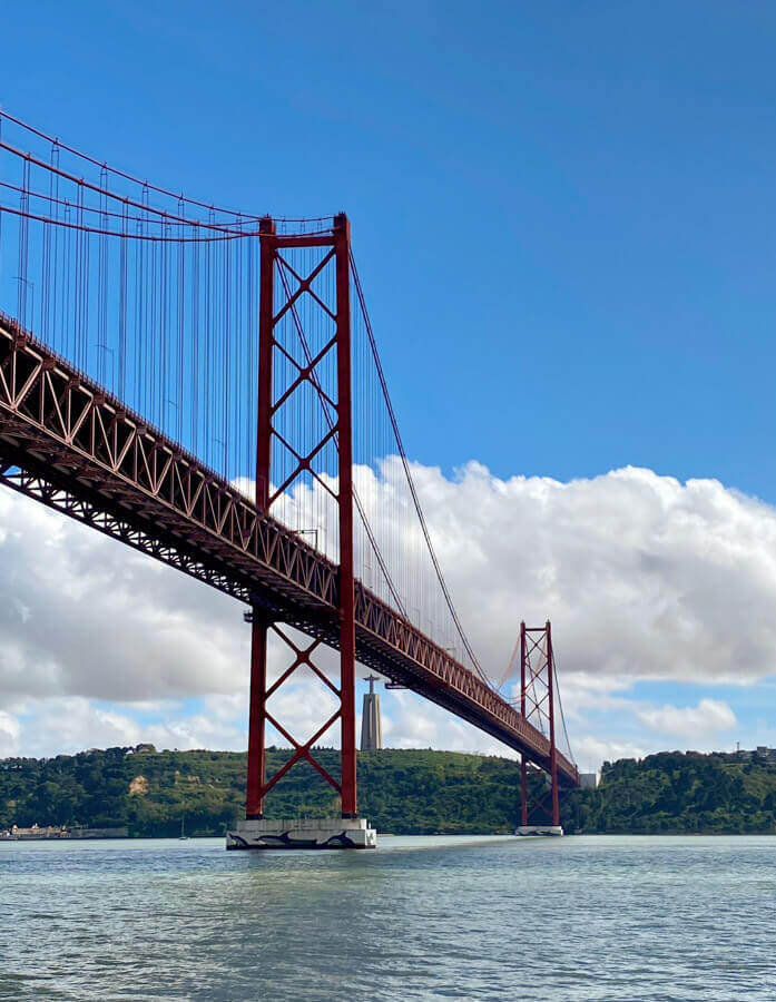 Die rostrote Ponte de 25 Abril überspannt den Tejo