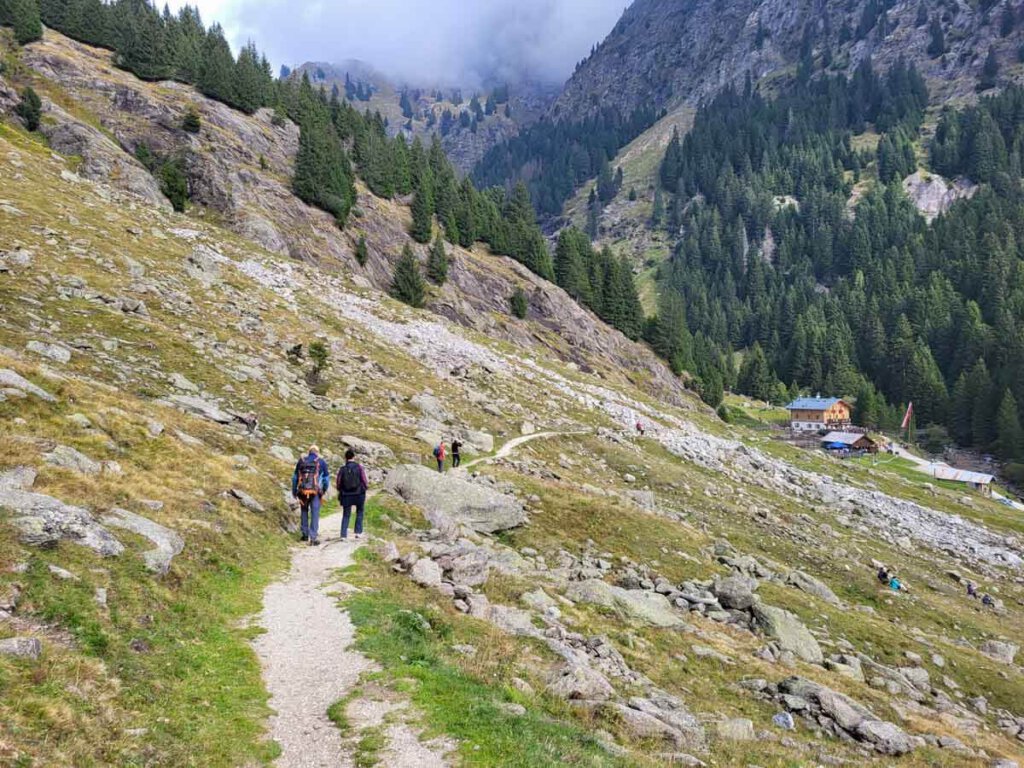 Auf dem Meraner Höhenweg zur Nasereithütte am Eingang des Zieltals