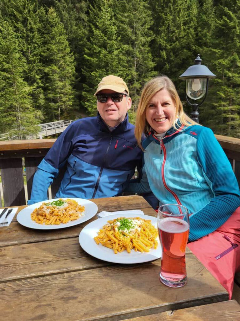 Travelsanne beim Mittagessen auf der Nasereithütte im Südtiroler Zieltal