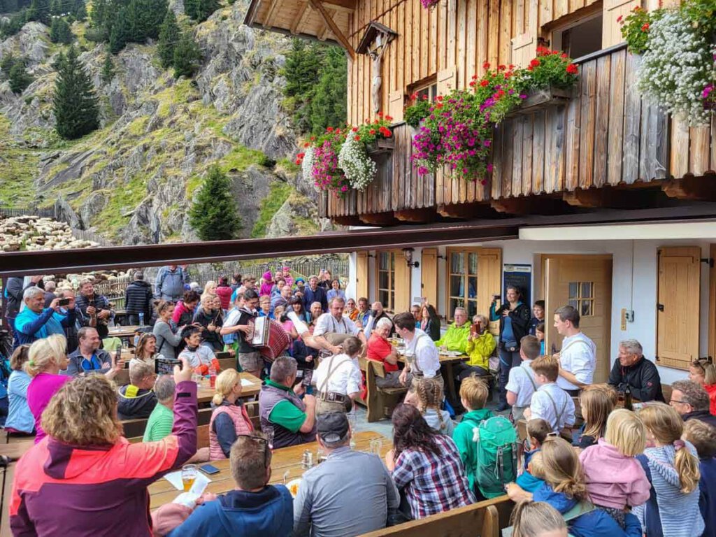 Musik und Tanz auf der Schutzhütte Nasereit beim Almabtrieb der Schafe