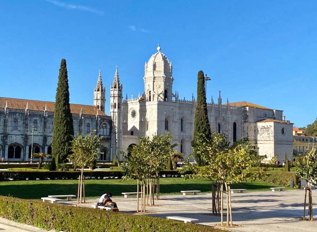 Der Praca do Imperio vor dem Mosteiro dos Jeronimos in Lissabon