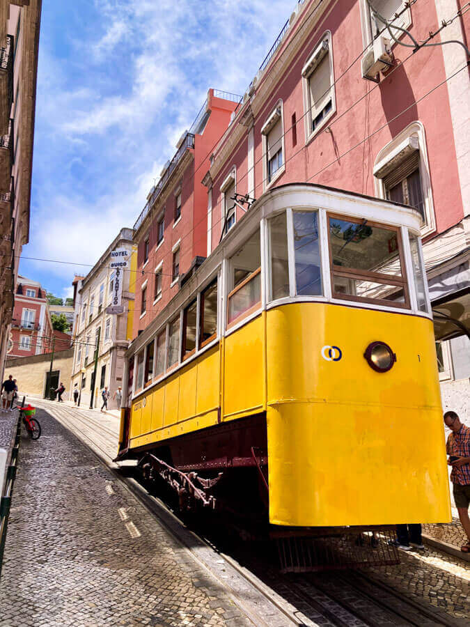 Die Standseilbahn Ascensor da Gloria in Lissabon