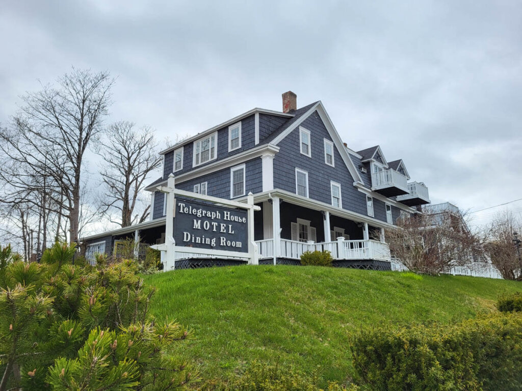 Das historische Telegraph House Motel in Baddeck