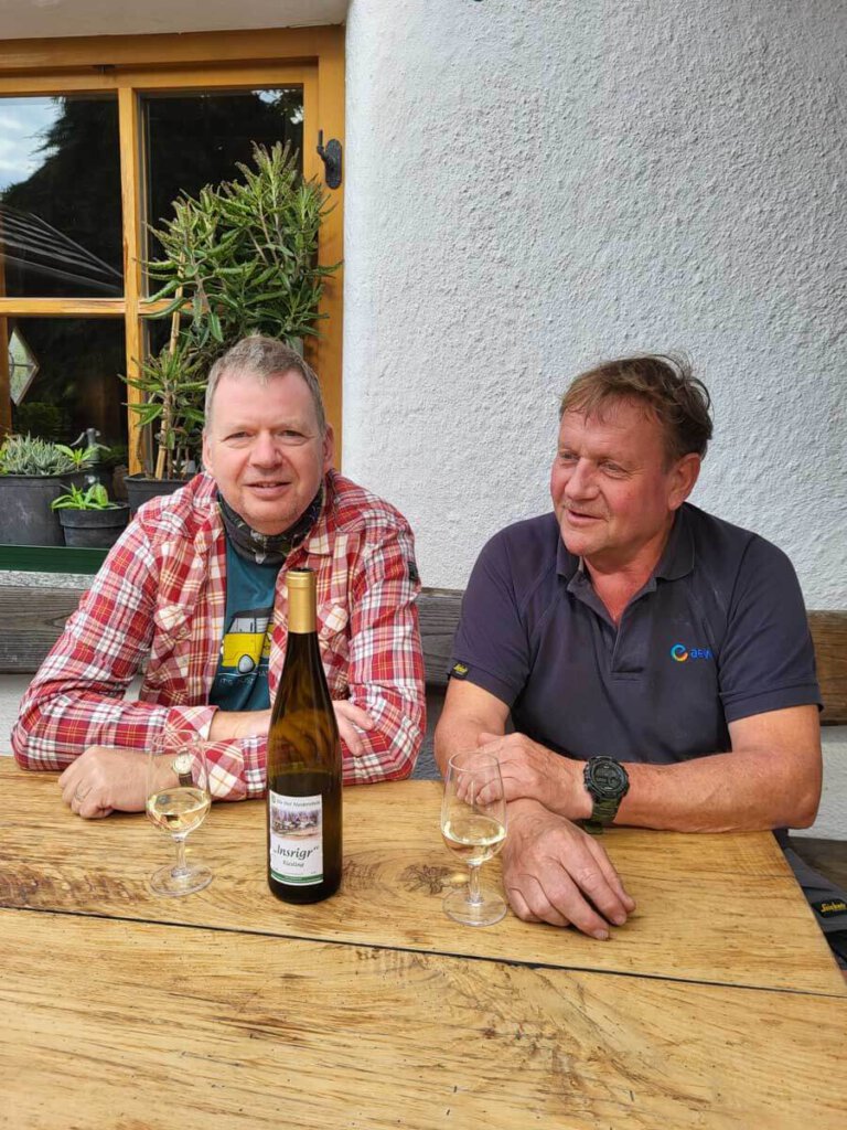 Mit Herbert Hofer vom Biohof Niedereben bei einem Gläschen "Insrigr", einem Riesling