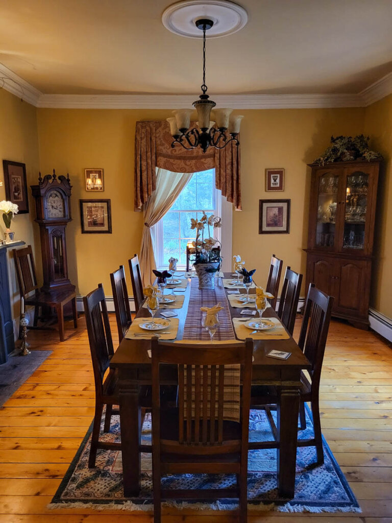 Der elegante Speisesaal des Briarwood B&B in Elmsdale