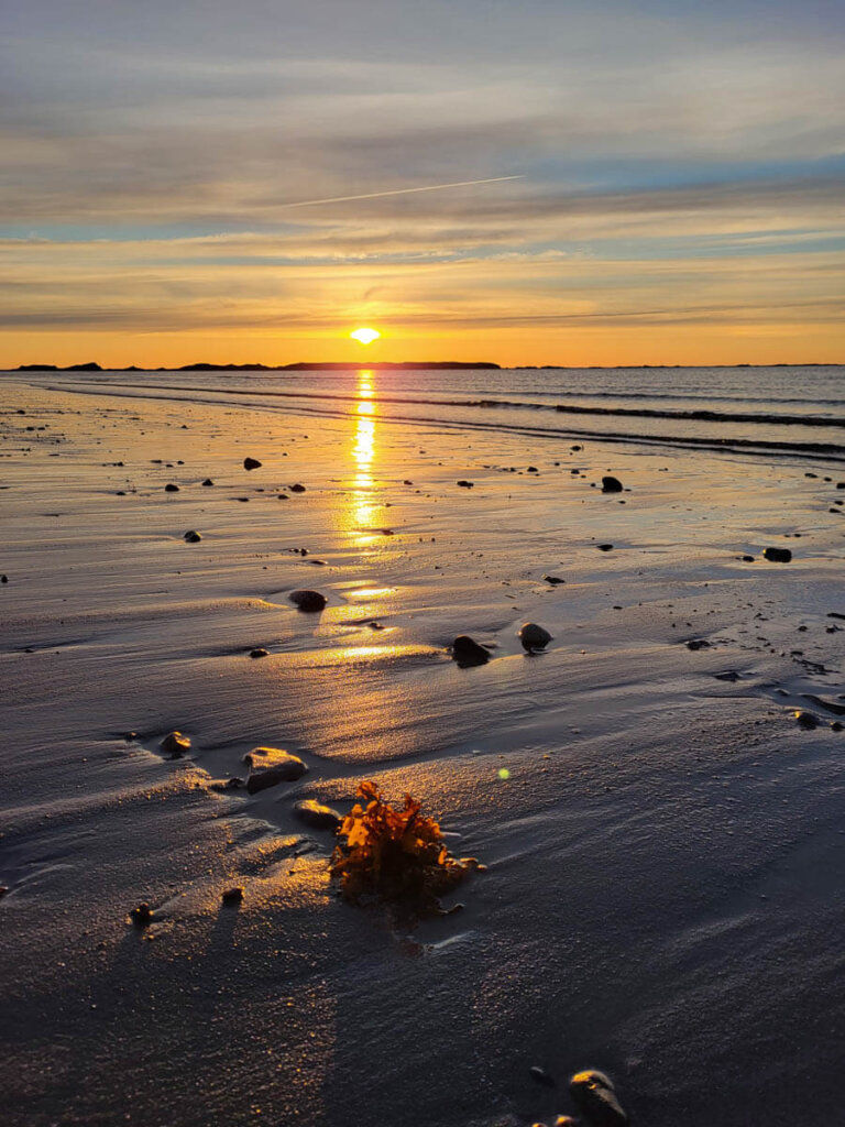 Sonnenuntergang am atemberaubenden Shallow Bay Beach im Gros Morne National Park