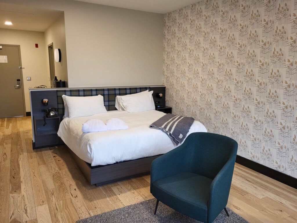 Stylisch: Unser Zimmer im The Hew & Draw Hotel in Corner Brook