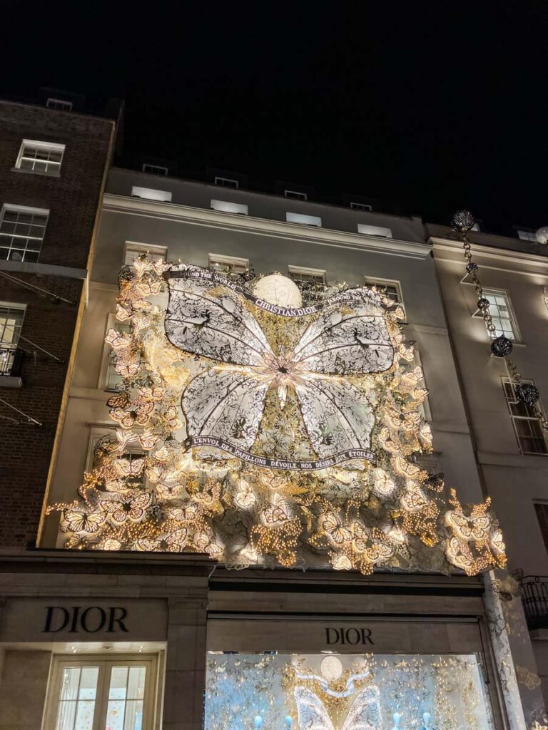 Das funkelnde Schaufenster von Dior in London zur Weihnachtszeit