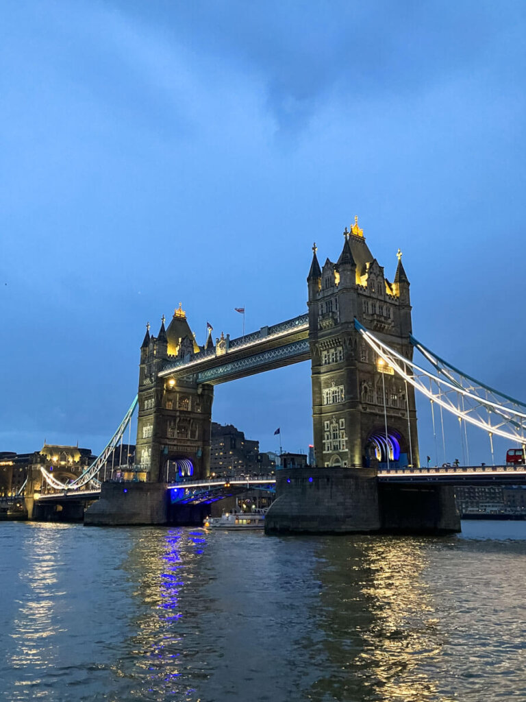 Themse mit der beleuchteten Tower Bridge