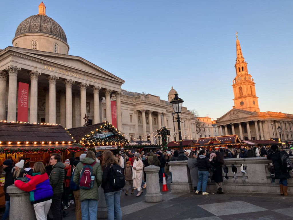 Weihnachtsmarkt vor der National Gallery London Trafalgar Square