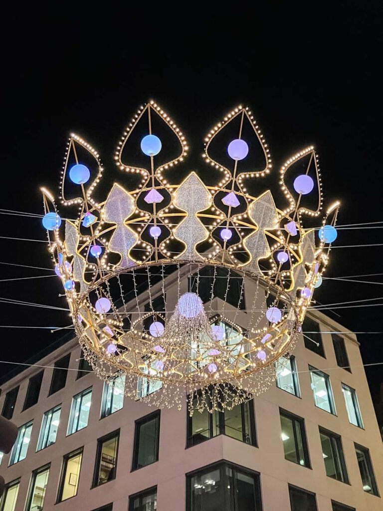 London zu Weihnachten: Lichterkronen in der Bond Street