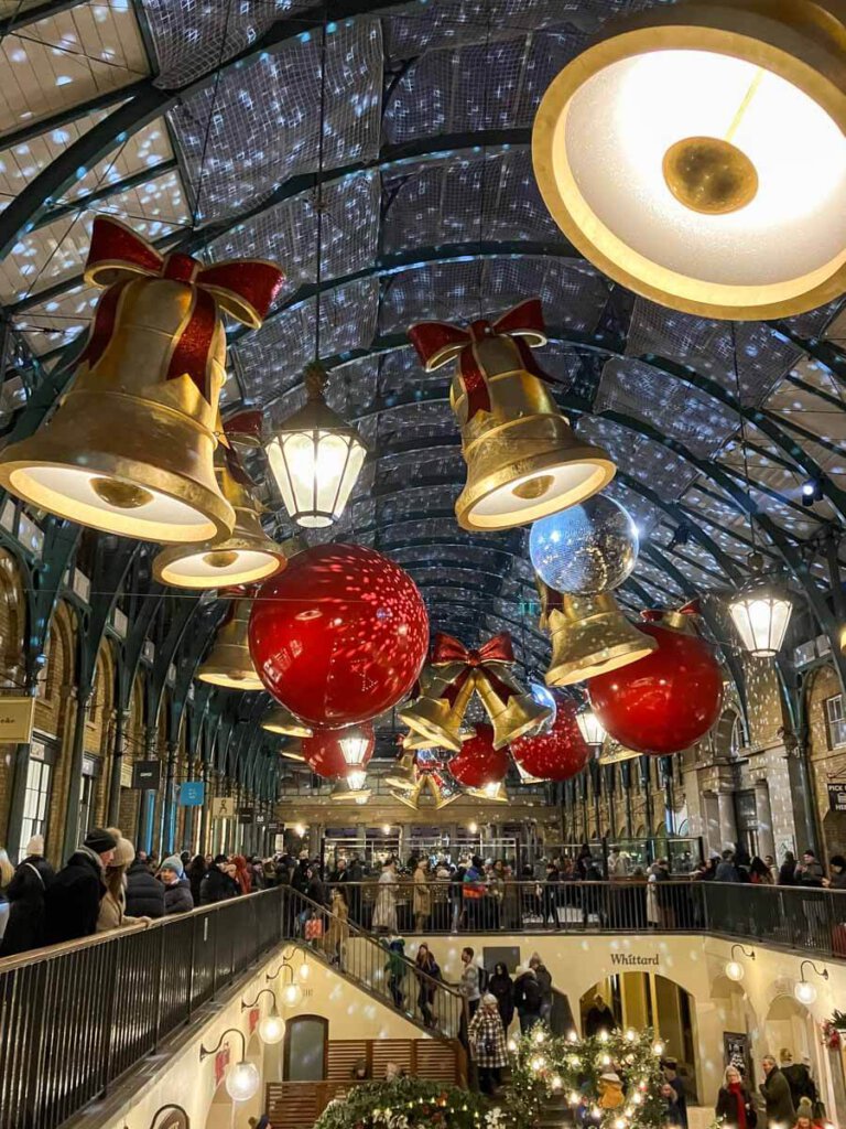 Weihnachtsschmuck in der Markthalle in Covent Garden