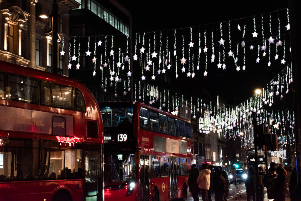 Weihnachtlicher Lichterglanz in der Oxford Street in London