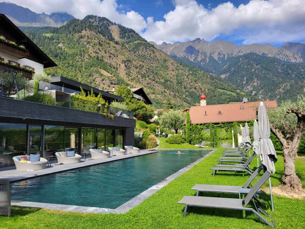 Salzwasserpool & Liegewiese des Hotels Mair am Ort living Partschins mit Bergblick