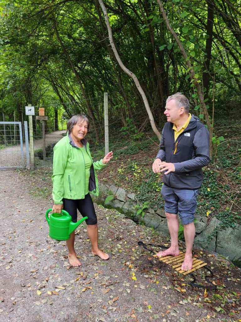 Kneippwanderung mit Elisabeth Angler am Rablander Waalweg in Partschins