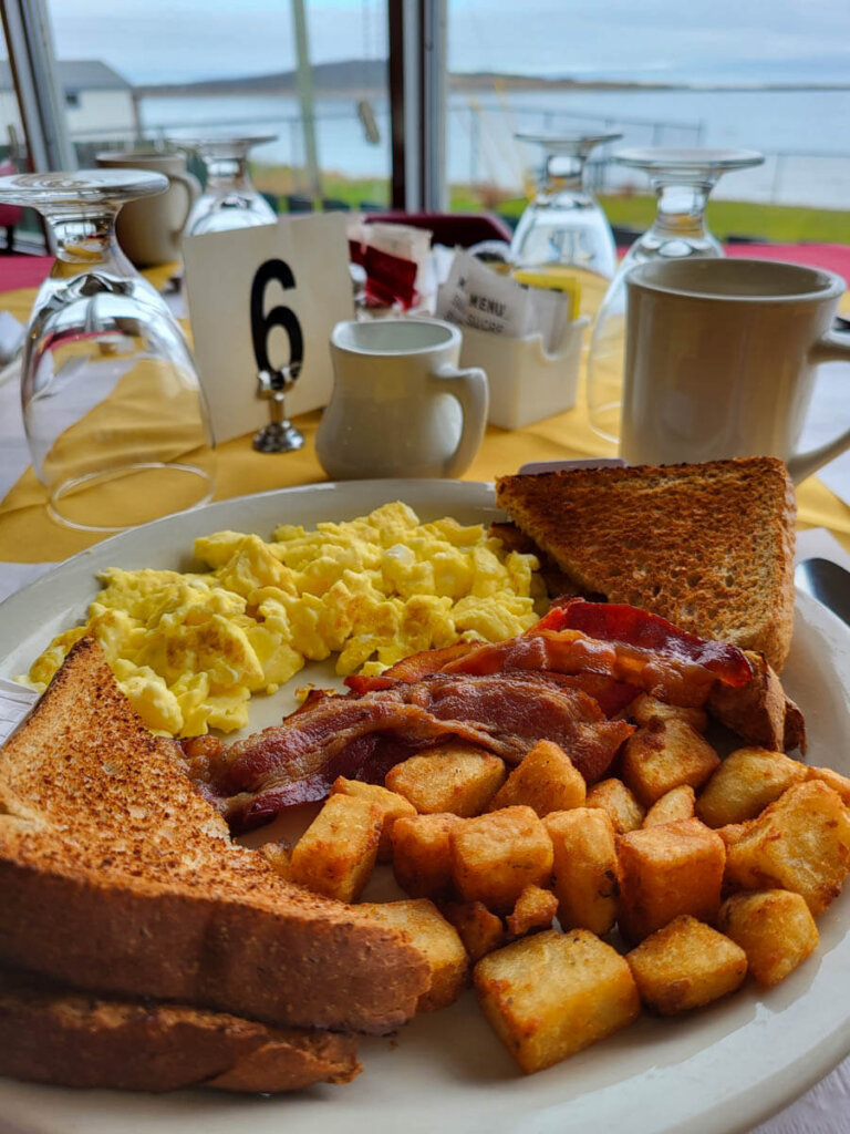 Üppiges American Breakfast im Shallow Bay Motel