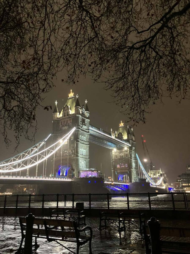 Verwunschen: Die Tower Bridge im Nebel