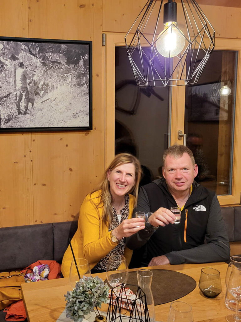 Anstoßen auf unsere Silberhochzeit im Winklerhof in Partschins