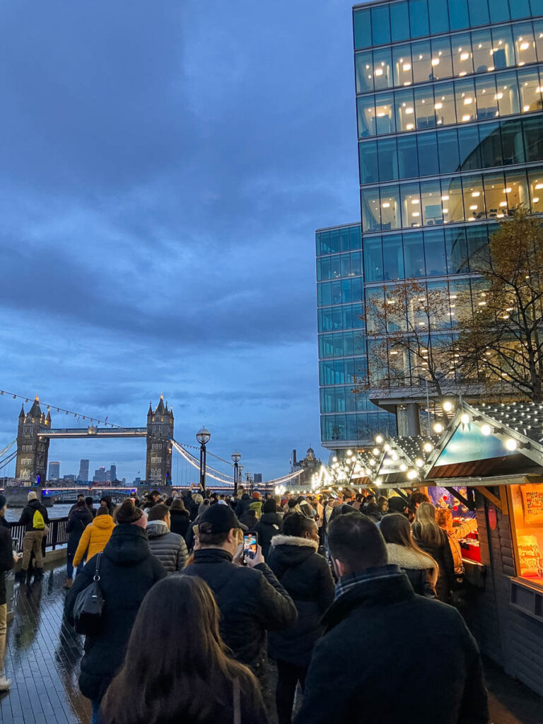 London Weihnachtsmarkt: Winter by the River