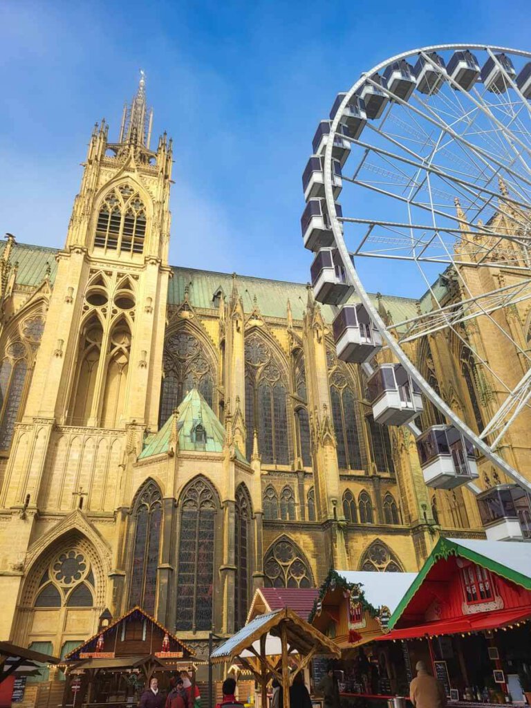 Metz Weihnachtsmarkt mit Riesenrad vor der Kathedrale