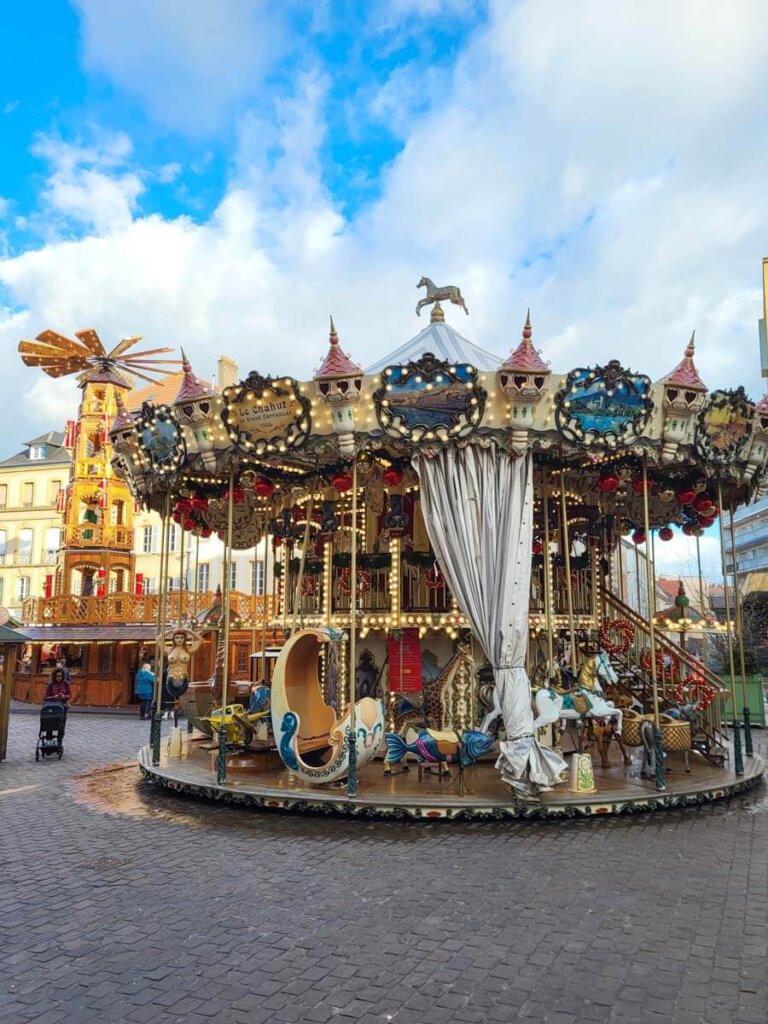 Nostalgisches Karussell auf dem Weihnachtsmarkt von Metz