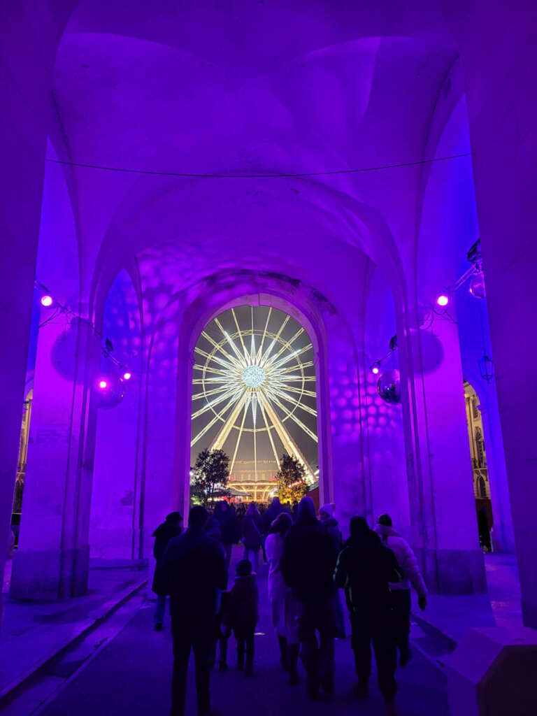 Der weihnachtlich beleuchtete Arc Heré mit Blick aufs Riesenrad