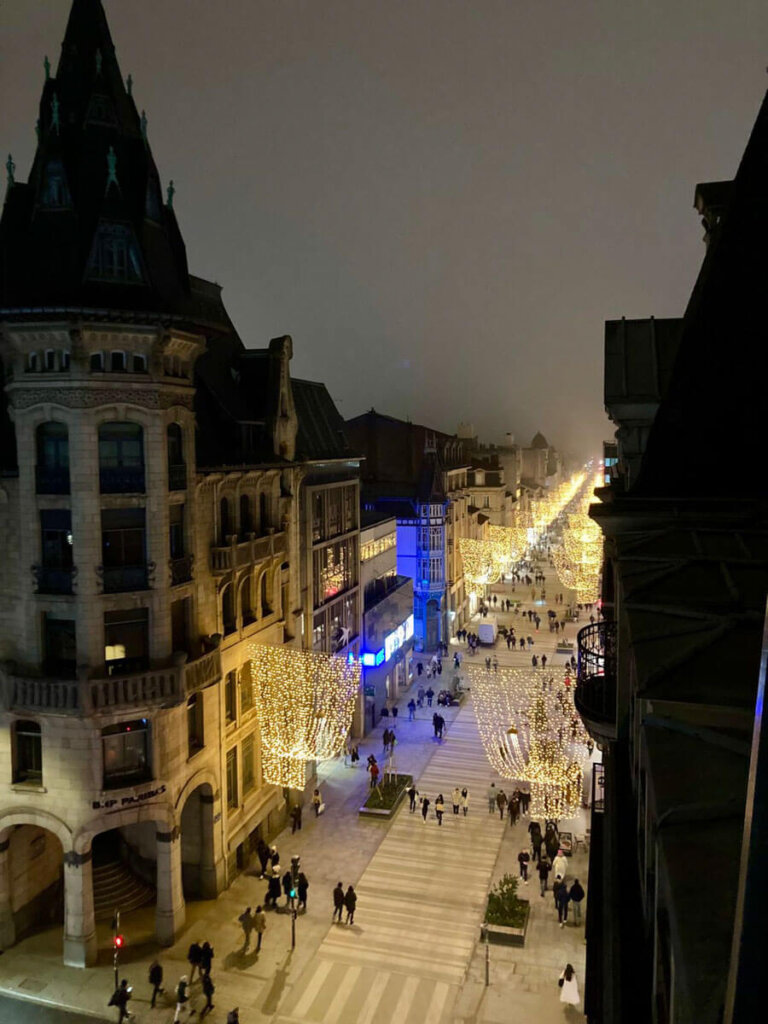 Blick auf die prächtig beleuchtete Innenstadt Nancys