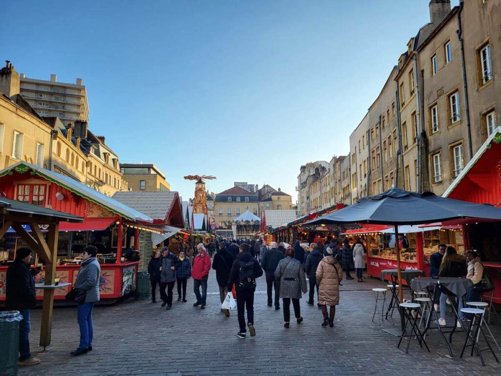 Weihnachtsmarkt an der Place Saint-Louis im Herzen von Metz