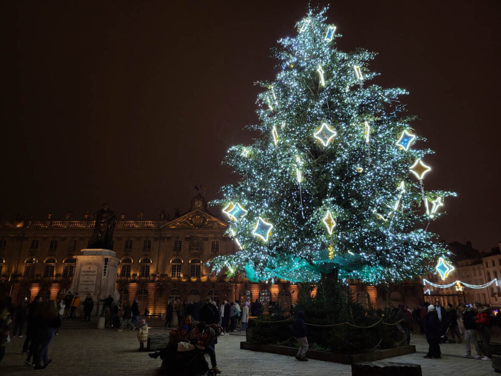 Der große Weihnachtsbaum an der Place Stanislas