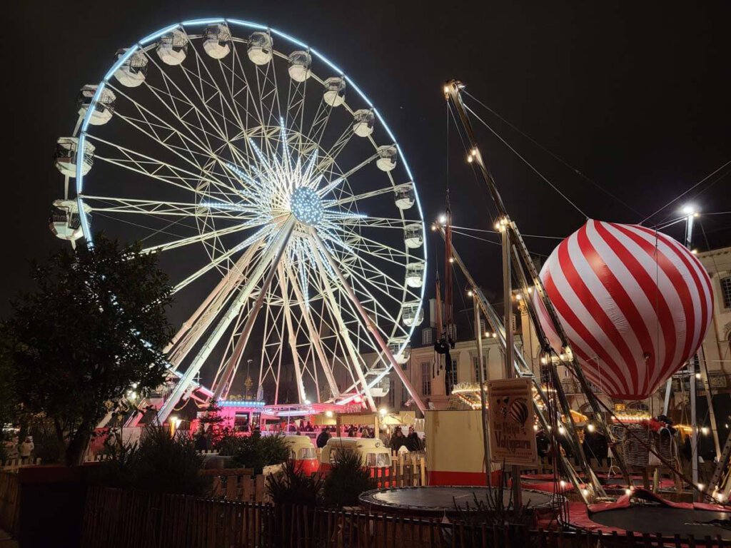 Nikolausmarkt mit Riesenrad auf der Place de la Carrière in Nancy