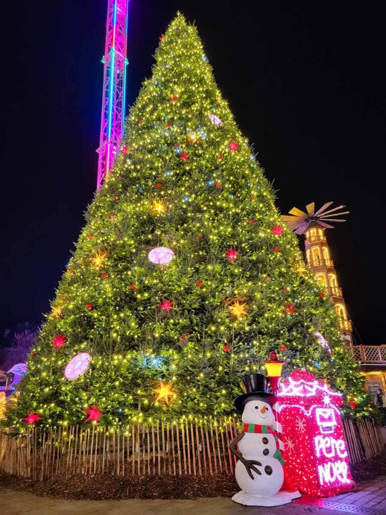 Der große Weihnachtsbaum an der Place de la République mit Wunschbriefkasten