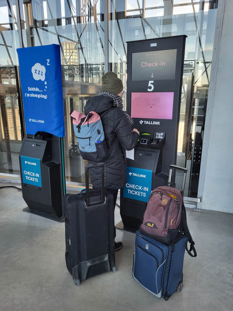 Self-Check-In im Fährterminal am Westhafen Helsinki