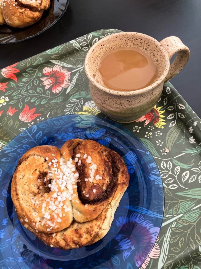 Typisch finnisch: Filterkaffee mit Zimtschnecke