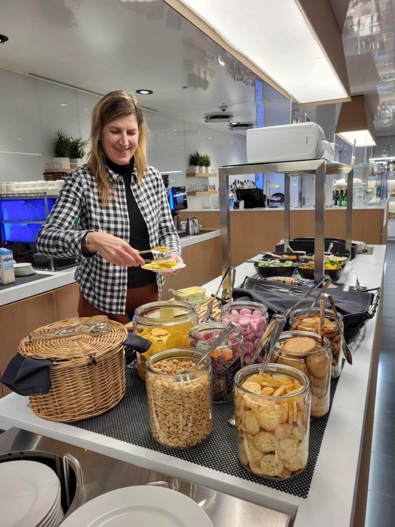 Snackbuffet in der Comfort Lounge auf der abendlichen Rückfahrt