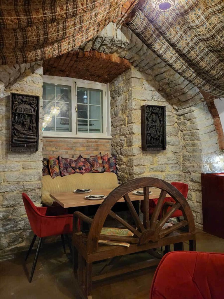 Indisches Flair im historischen Gewölbekeller: Tallinns Restaurant Chakra