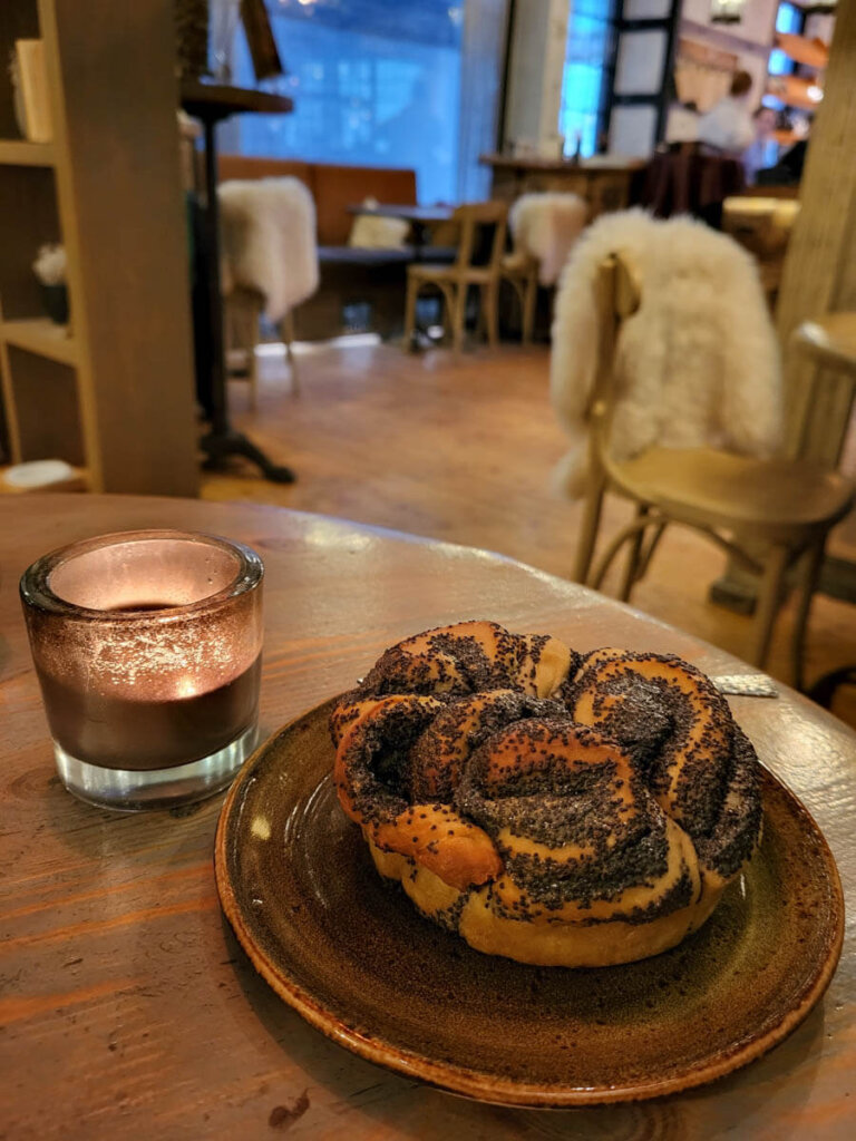 Mohnschnecke im Café Rukis in Tallinn