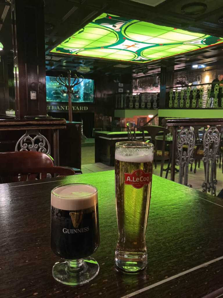 Pub-Night mit der Tochter im Scotland Yard Pub in Tallinn