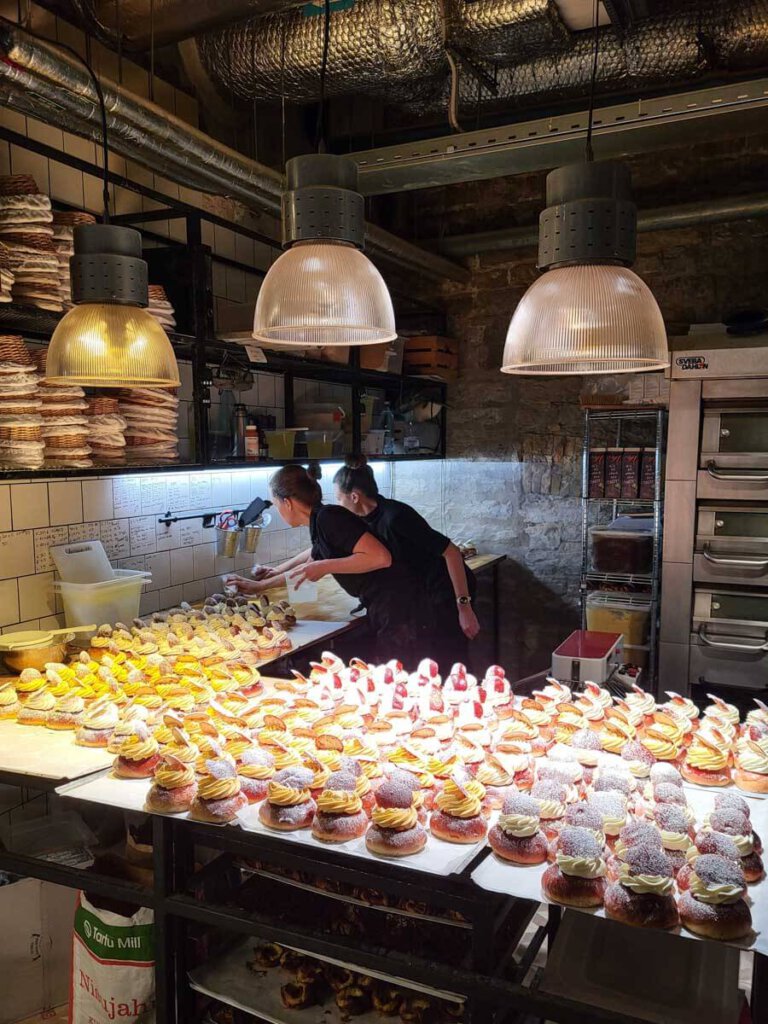 Typisch Tallinn: Zu Fasching gibt es Vastlakukkel - gefüllte süße Brötchen