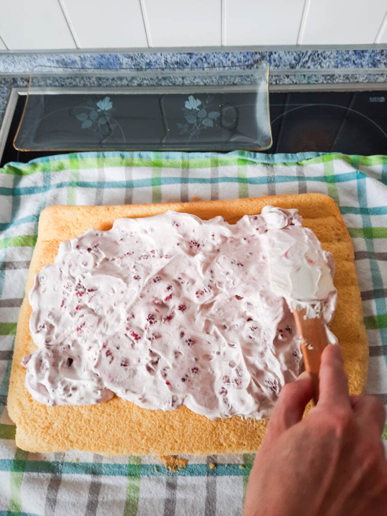 Die Himbeersahne-Füllung kommt auf den Biskuitteig