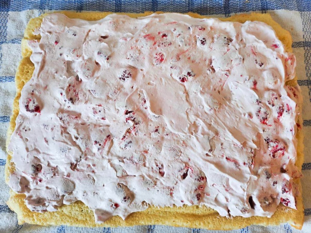 Füllung der Biskuitrolle