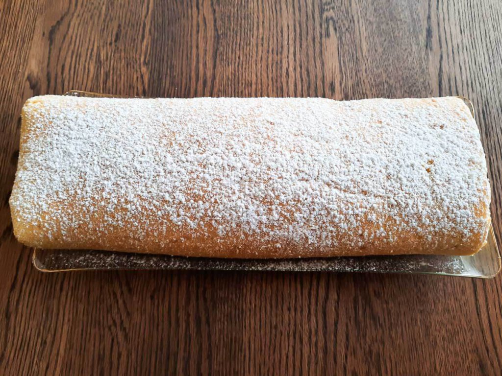 Mit Puderzucker bestäubte Biskuitrolle
