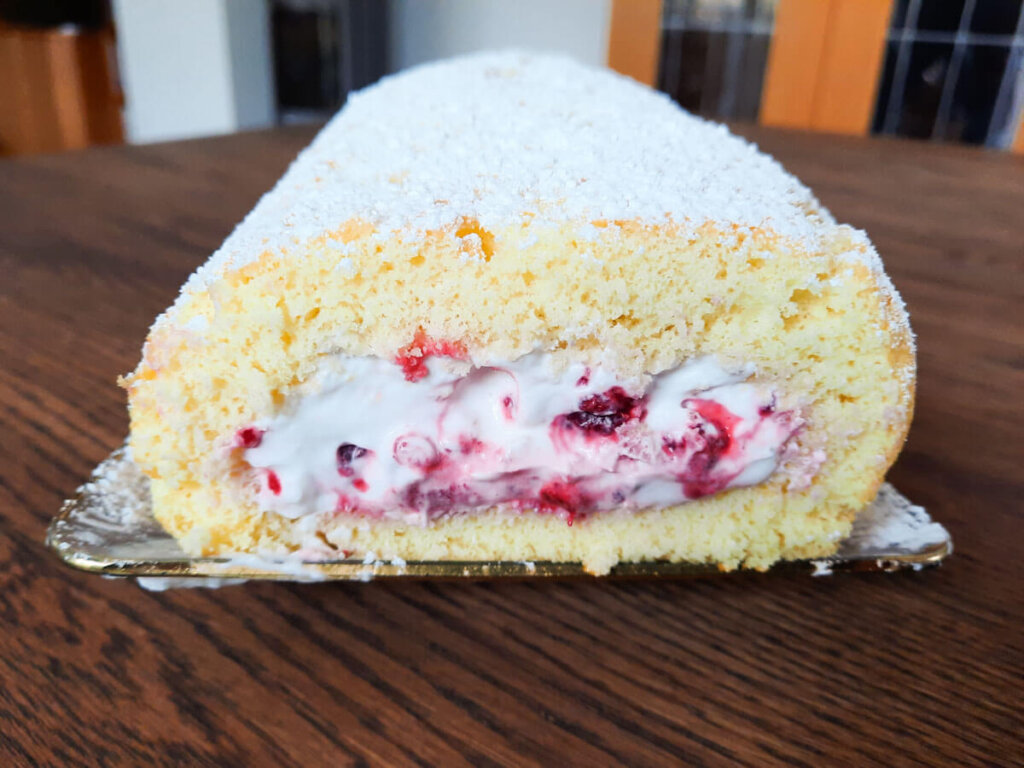 Die perfekte Biskuitroulade mit Himbeersahne