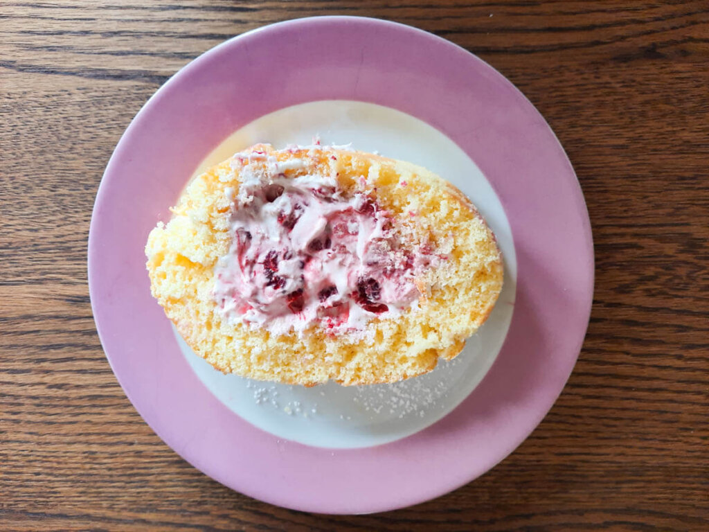 Biskuitrolle mit Himbeersahne