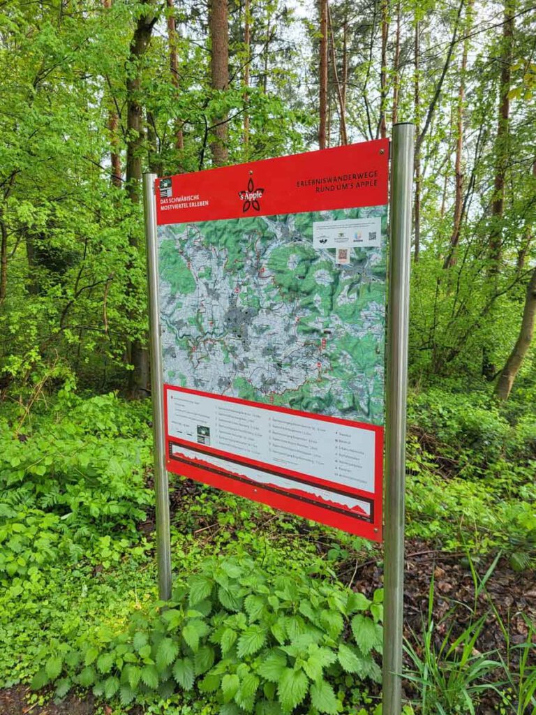 Hinweistafel zum Landschaftserlebnisweg 's Äpple im Schwäbischen Mostviertel
