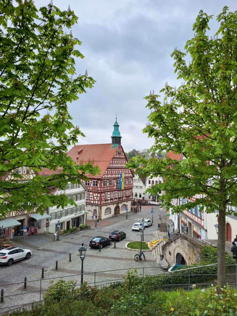 Blick vom Stiftshof auf das Backnanger Rathaus