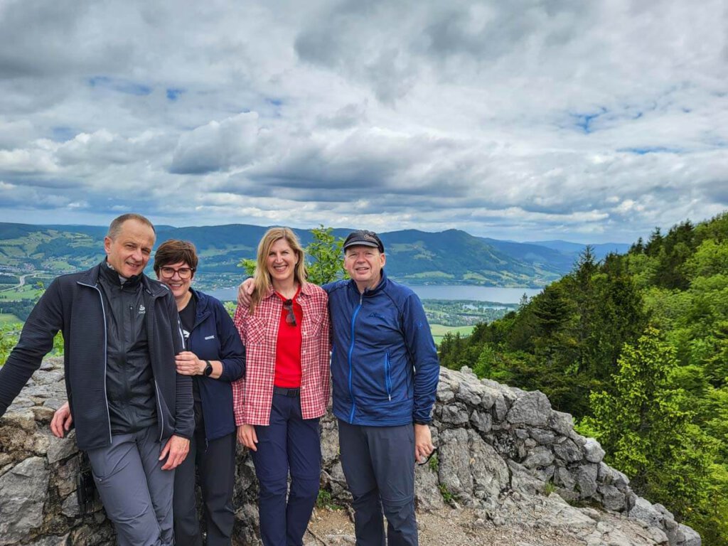 Unsere Wandercrew auf Ruine Wartenfels mit Blick über die Seen des Salzkammerguts