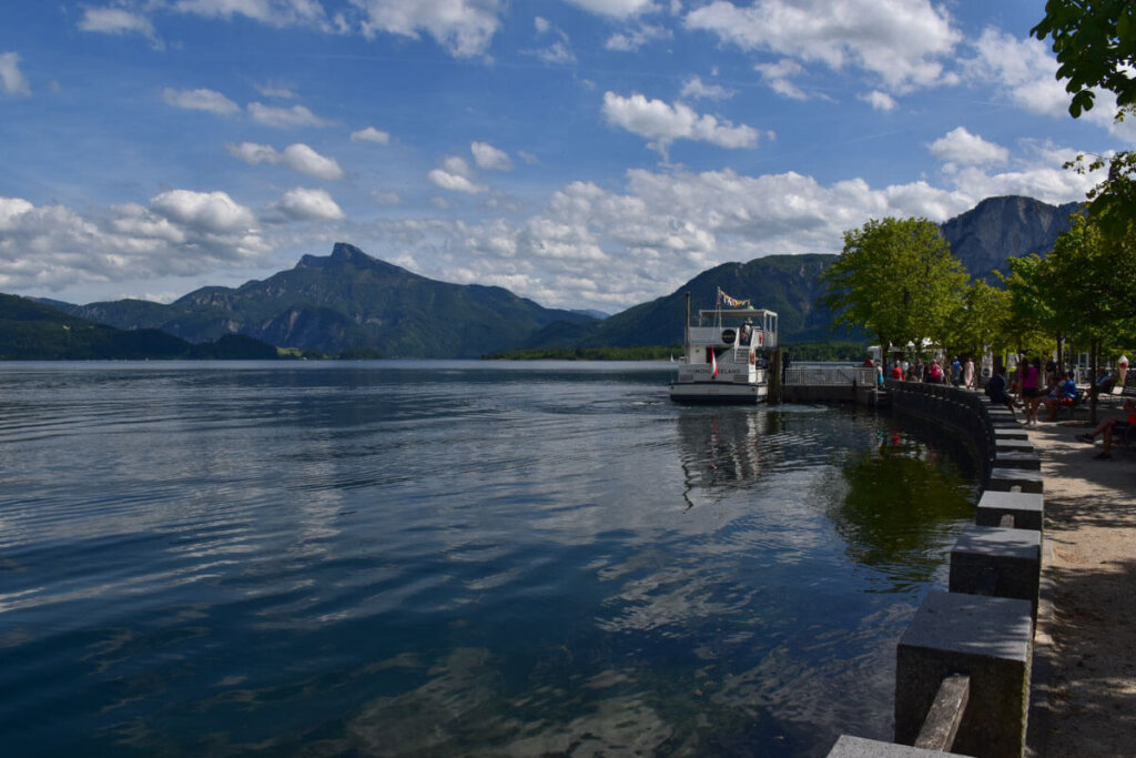 Bilderbuchkulisse am Mondsee, einem der schönsten Seen Österreichs