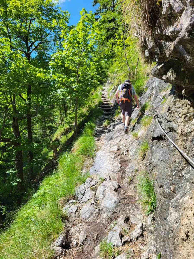 Wandern Burggrabenklamm: Steil bergauf mit Seilsicherung