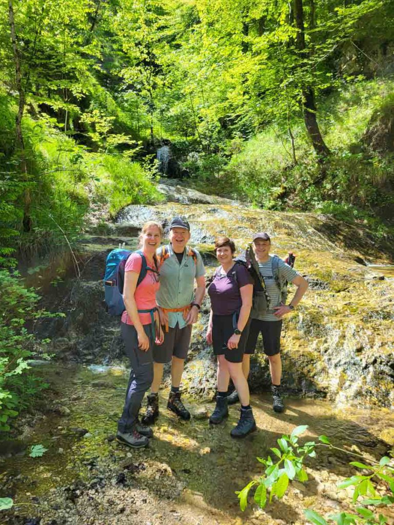 Willkommene Abkühlung in der Burggrabenklamm im Salzkammergut Österreich