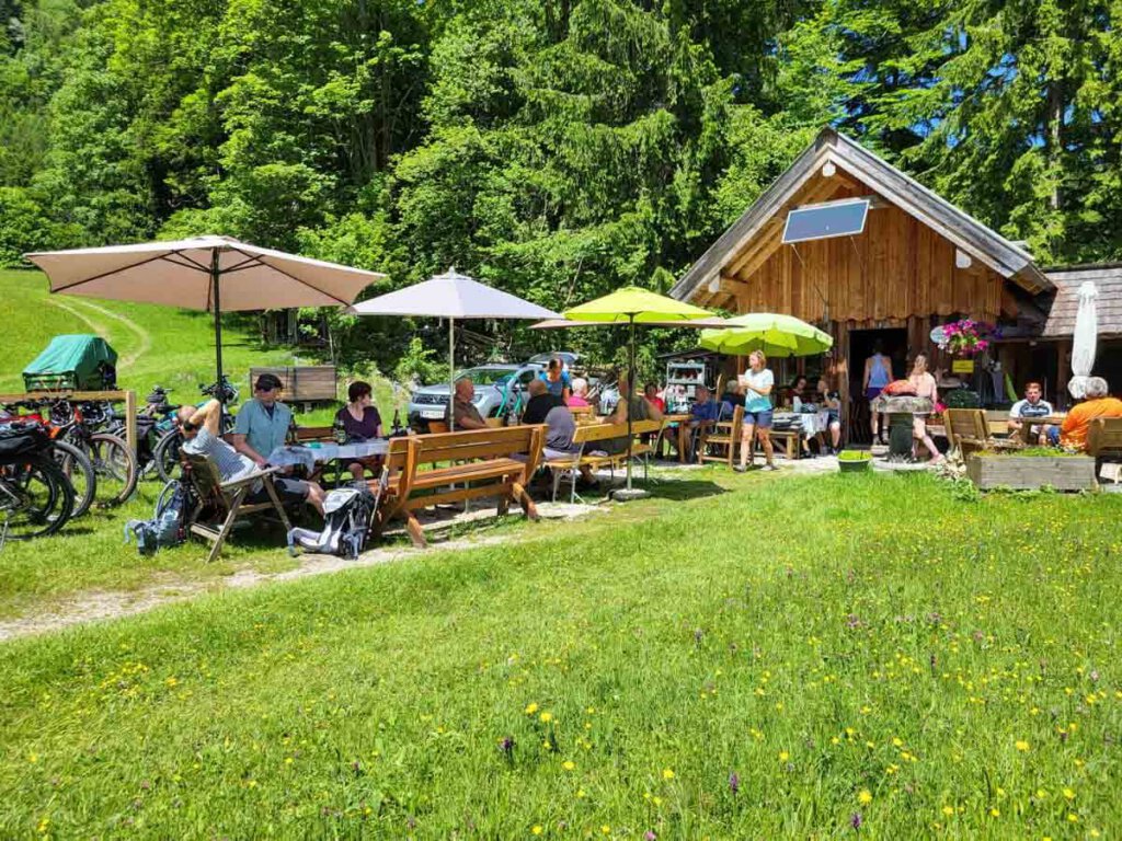 Rast auf der urigen Moosalm im Salzkammergut